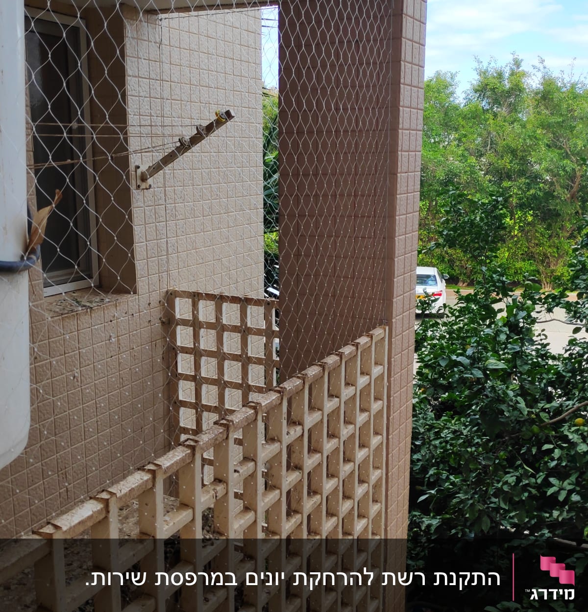 רשת למניעת כניסת יונים במרפסת בניין